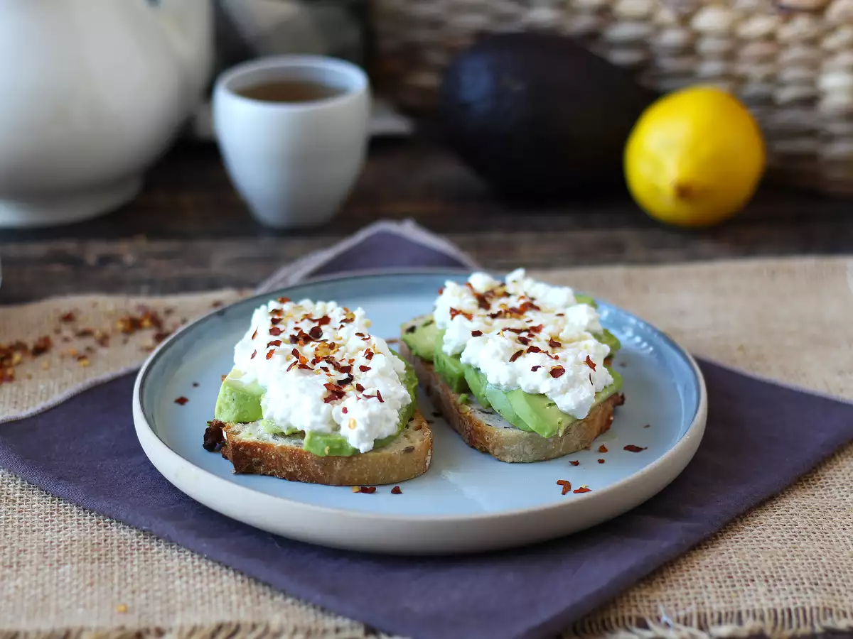 Toast med avokado och cottage cheese med kryddad honung - foto 3