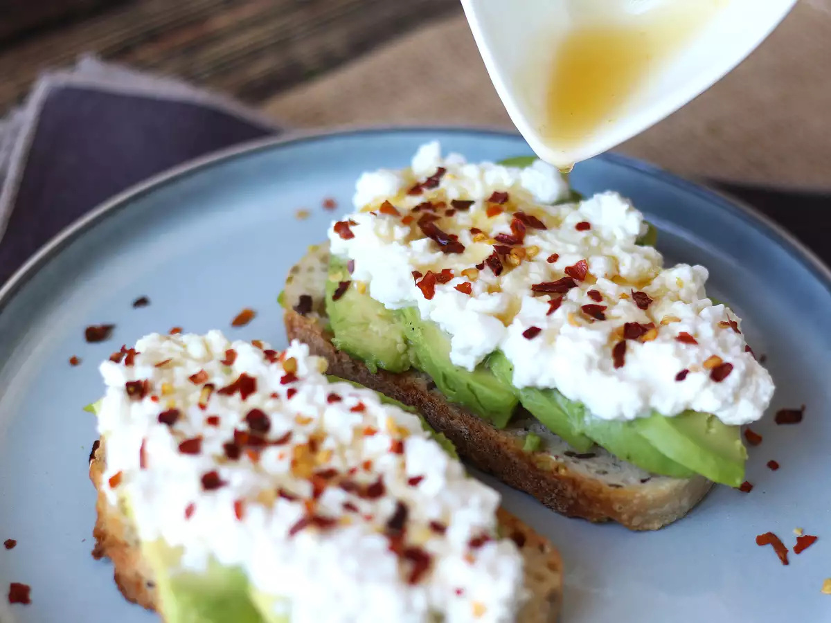 Toast med avokado och cottage cheese med kryddad honung - foto 5