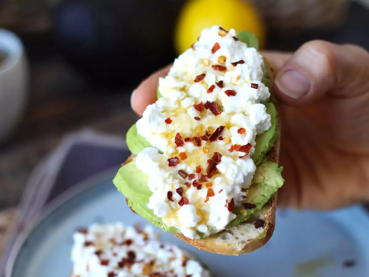 Toast med avokado och cottage cheese med kryddad honung - foto 6
