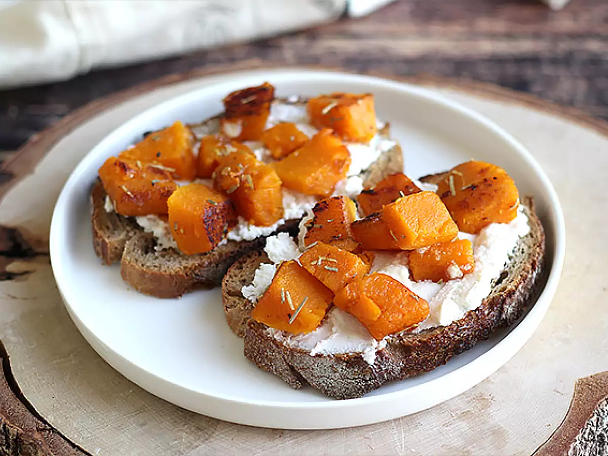 Toast med butternutpumpa, ricotta och ägg