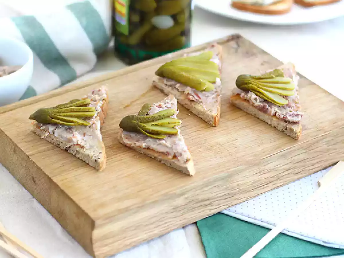 Toast med rillettes och cornichons