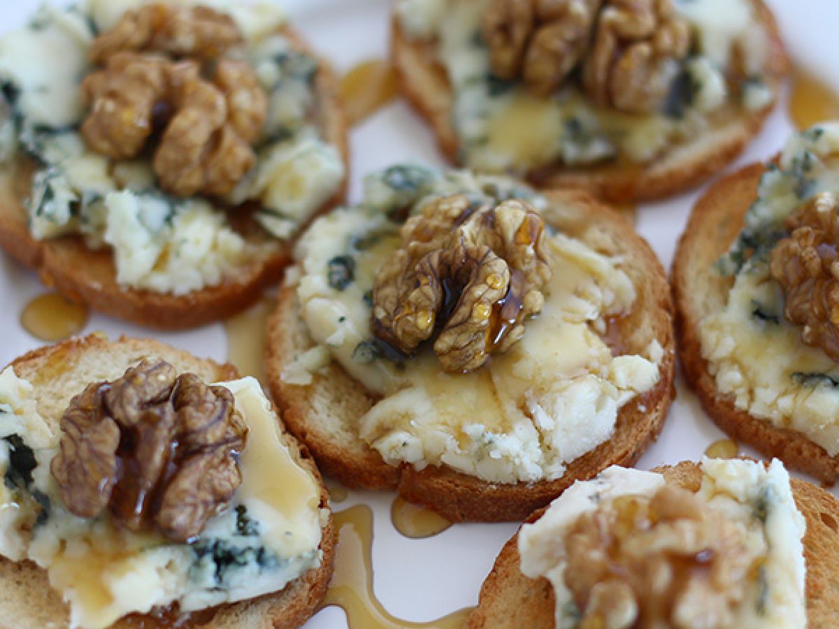 Toast med Roquefort, valnötter och honung - foto 2