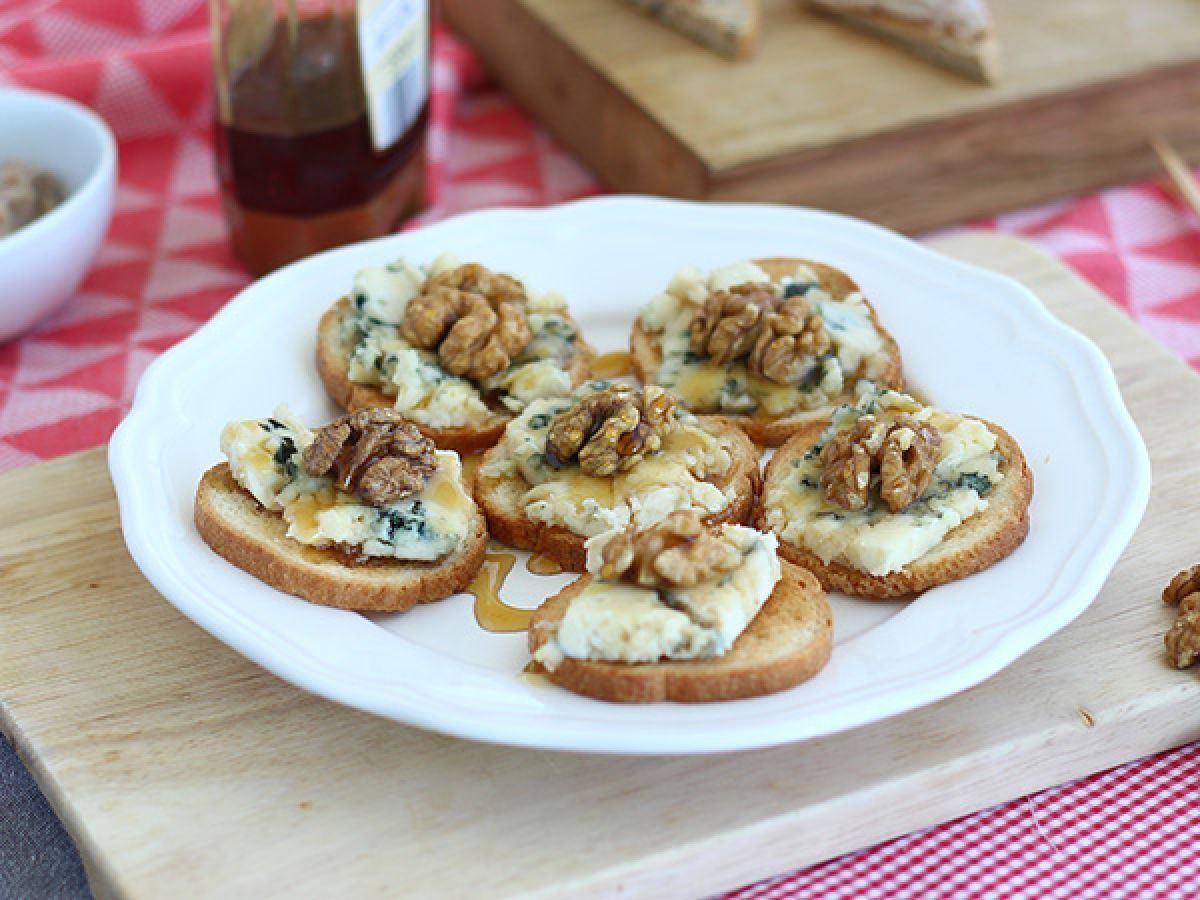 Toast med Roquefort, valnötter och honung - foto 3
