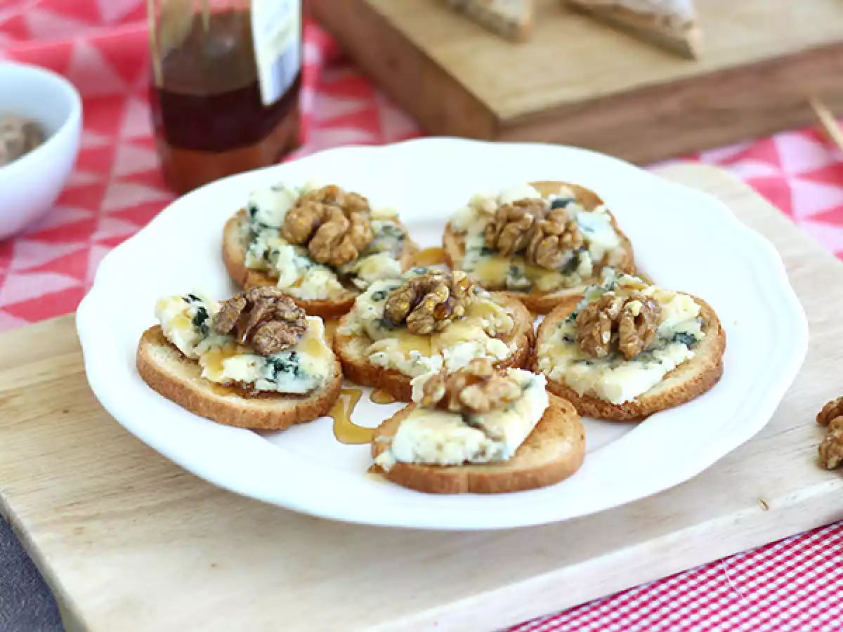 Toast med Roquefort, valnötter och honung - foto 3