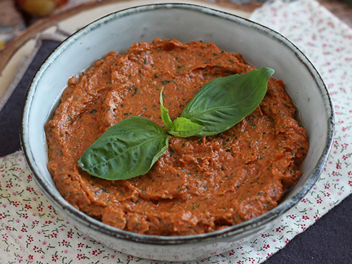 Tomatkonfiterad och basilika pålägg