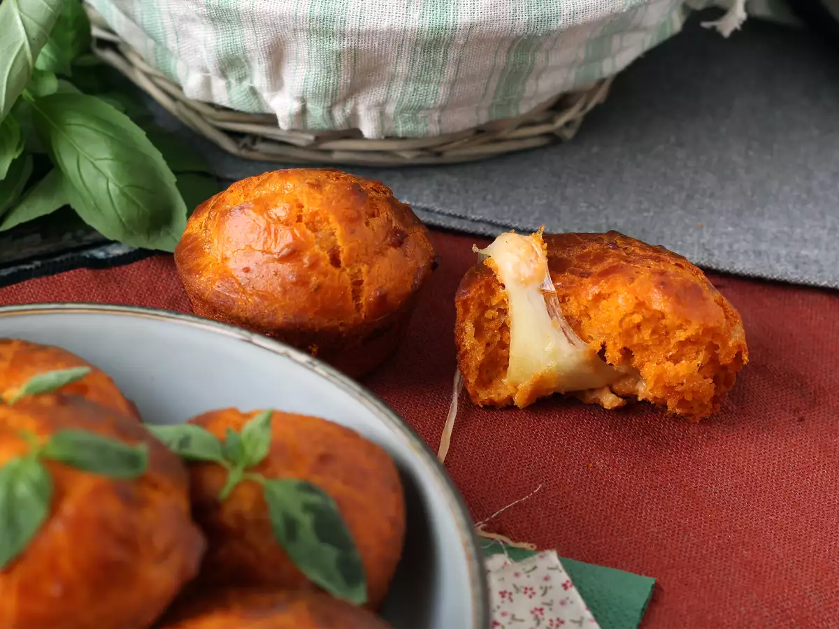 Tomatmuffins med ett smältande mozzarellahjärta - foto 2