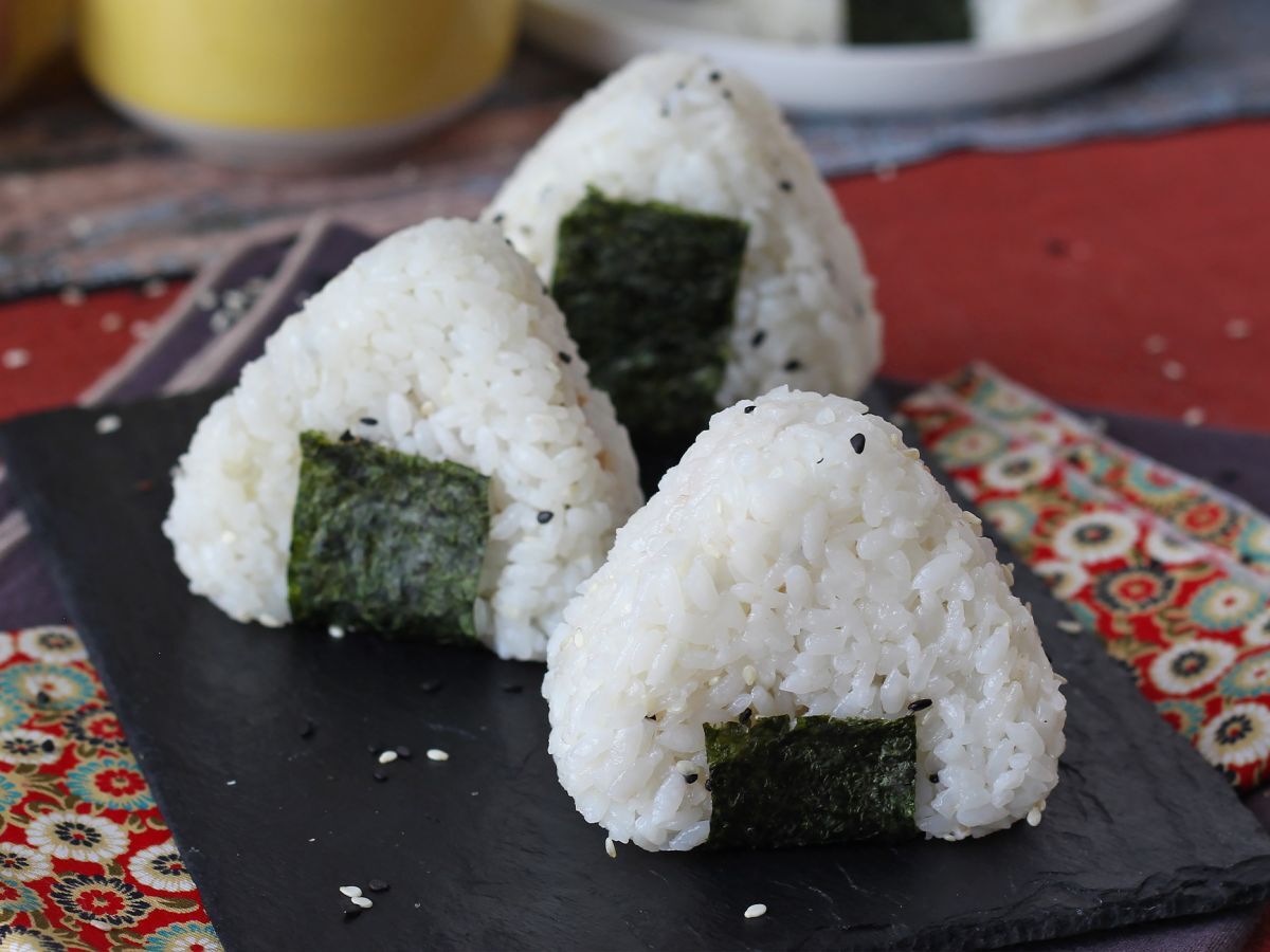 Tonfisk onigiri, den lilla japanska triangulära rismackan - おにぎり - foto 2