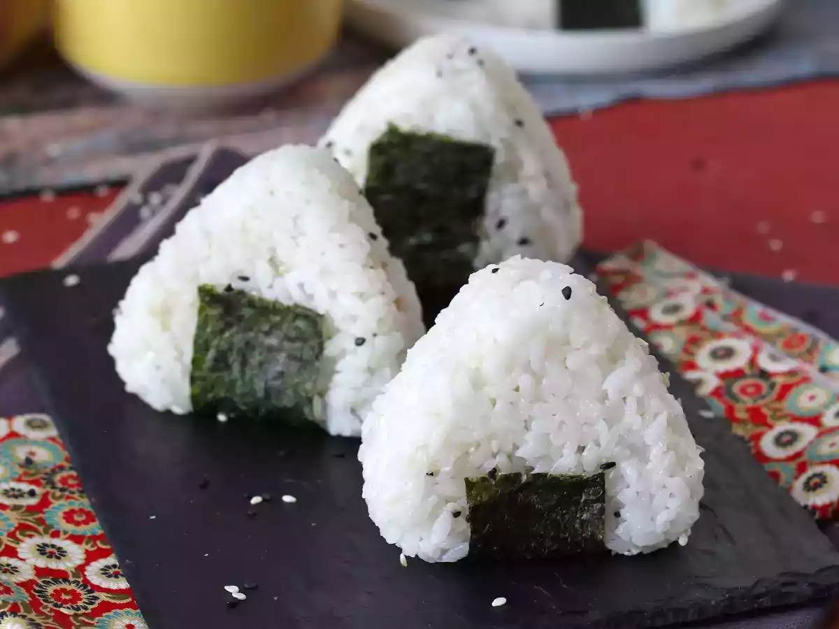 Tonfisk onigiri, den lilla japanska triangulära rismackan - おにぎり - foto 2