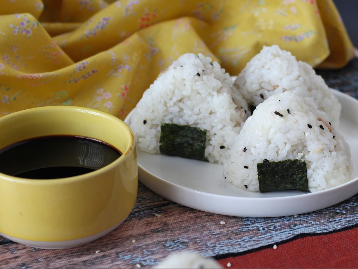 Tonfisk onigiri, den lilla japanska triangulära rismackan - おにぎり - foto 3