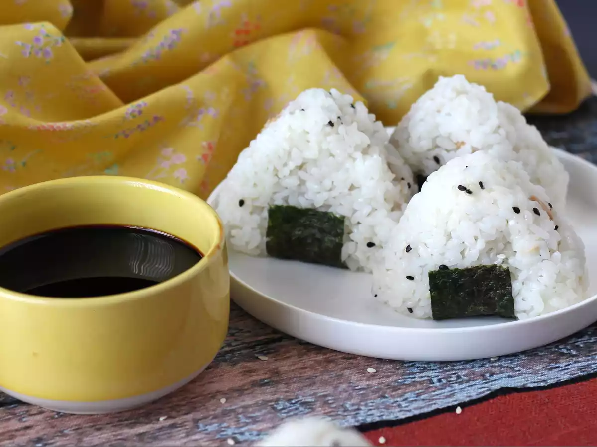 Tonfisk onigiri, den lilla japanska triangulära rismackan - おにぎり - foto 3