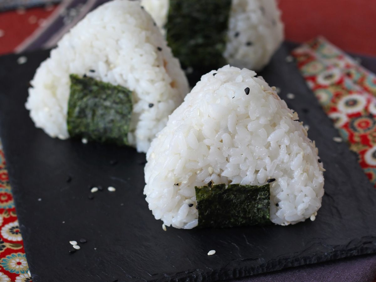 Tonfisk onigiri, den lilla japanska triangulära rismackan - おにぎり - foto 4