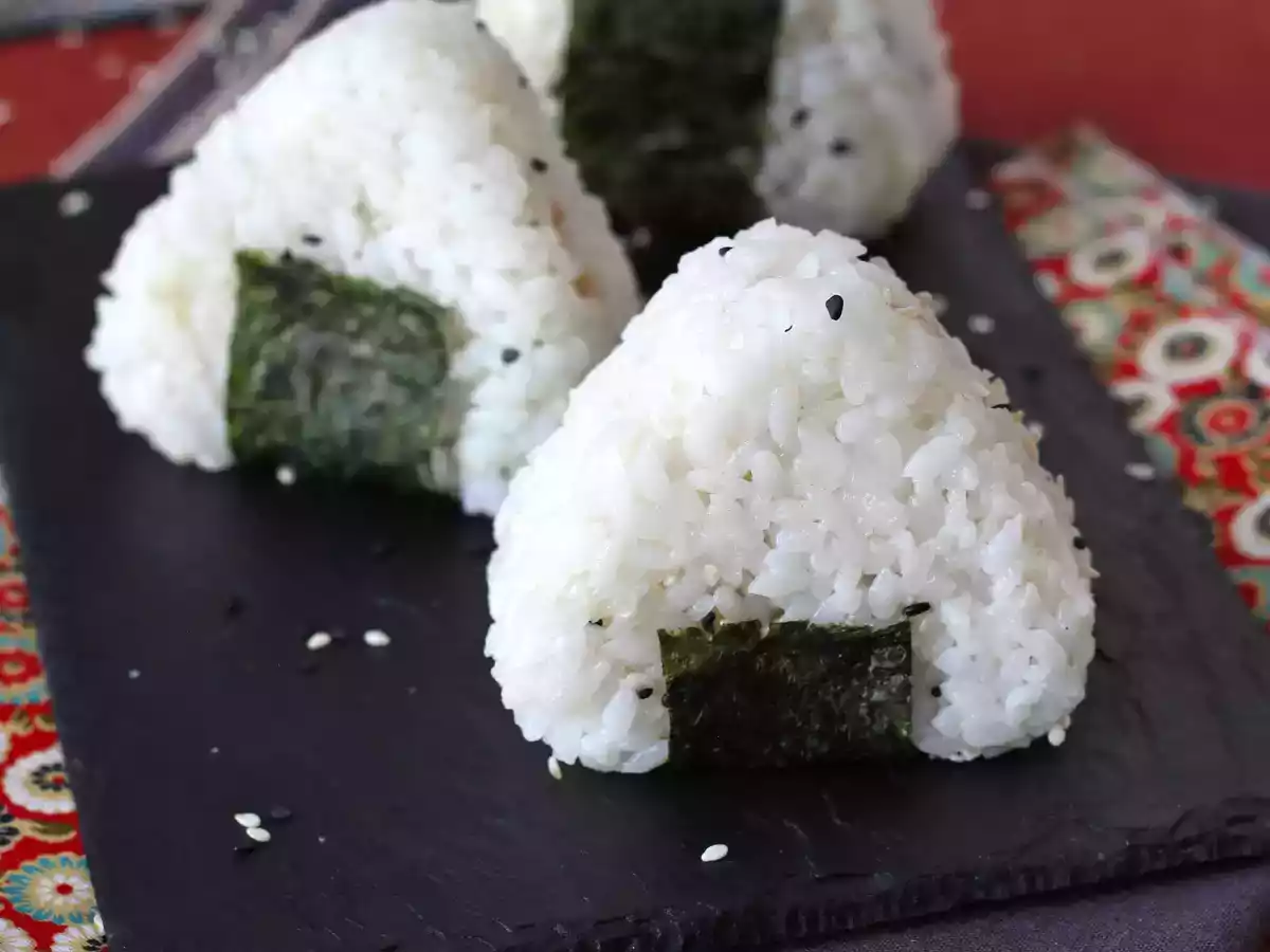 Tonfisk onigiri, den lilla japanska triangulära rismackan - おにぎり - foto 4