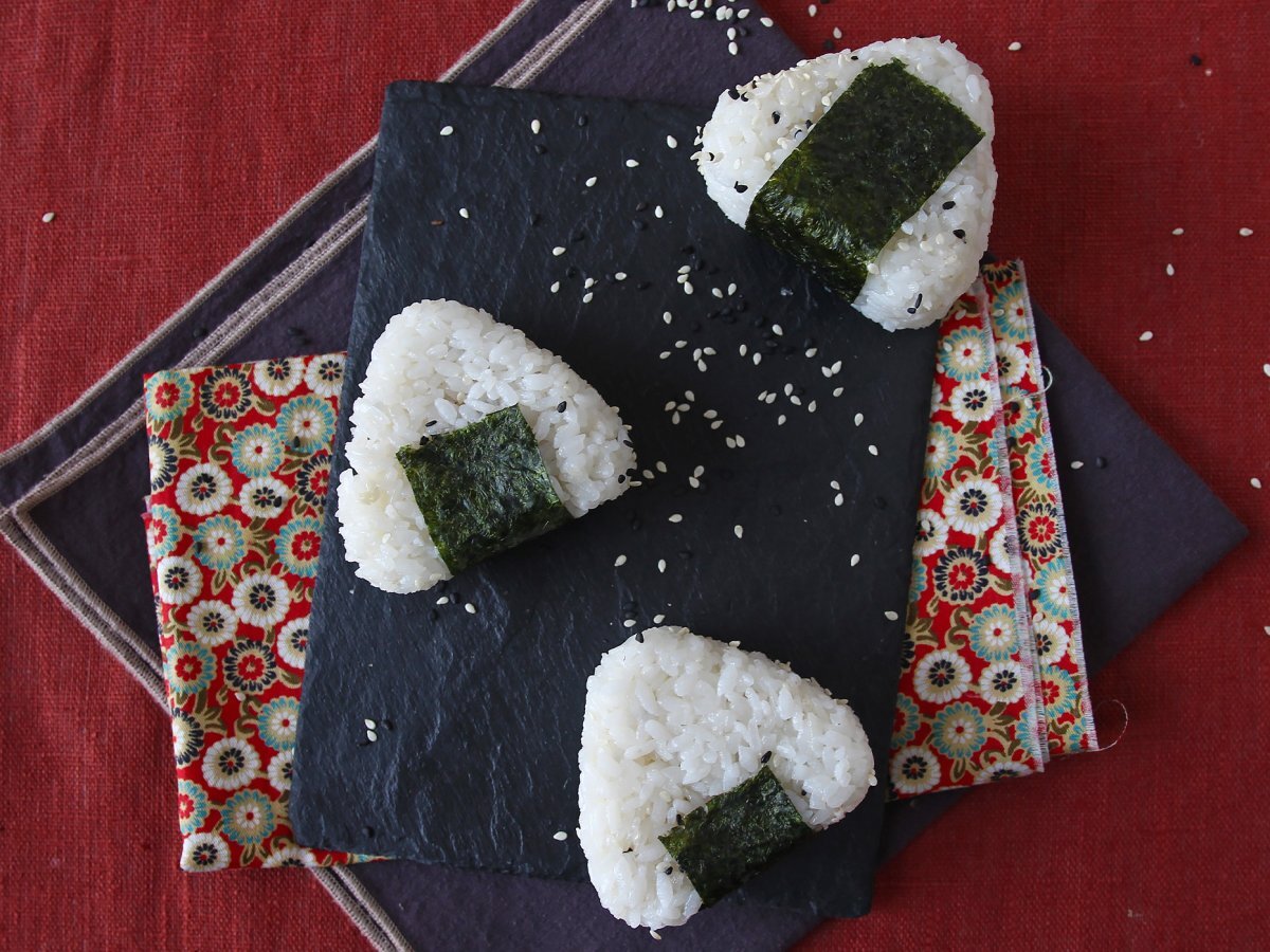 Tonfisk onigiri, den lilla japanska triangulära rismackan - おにぎり - foto 5