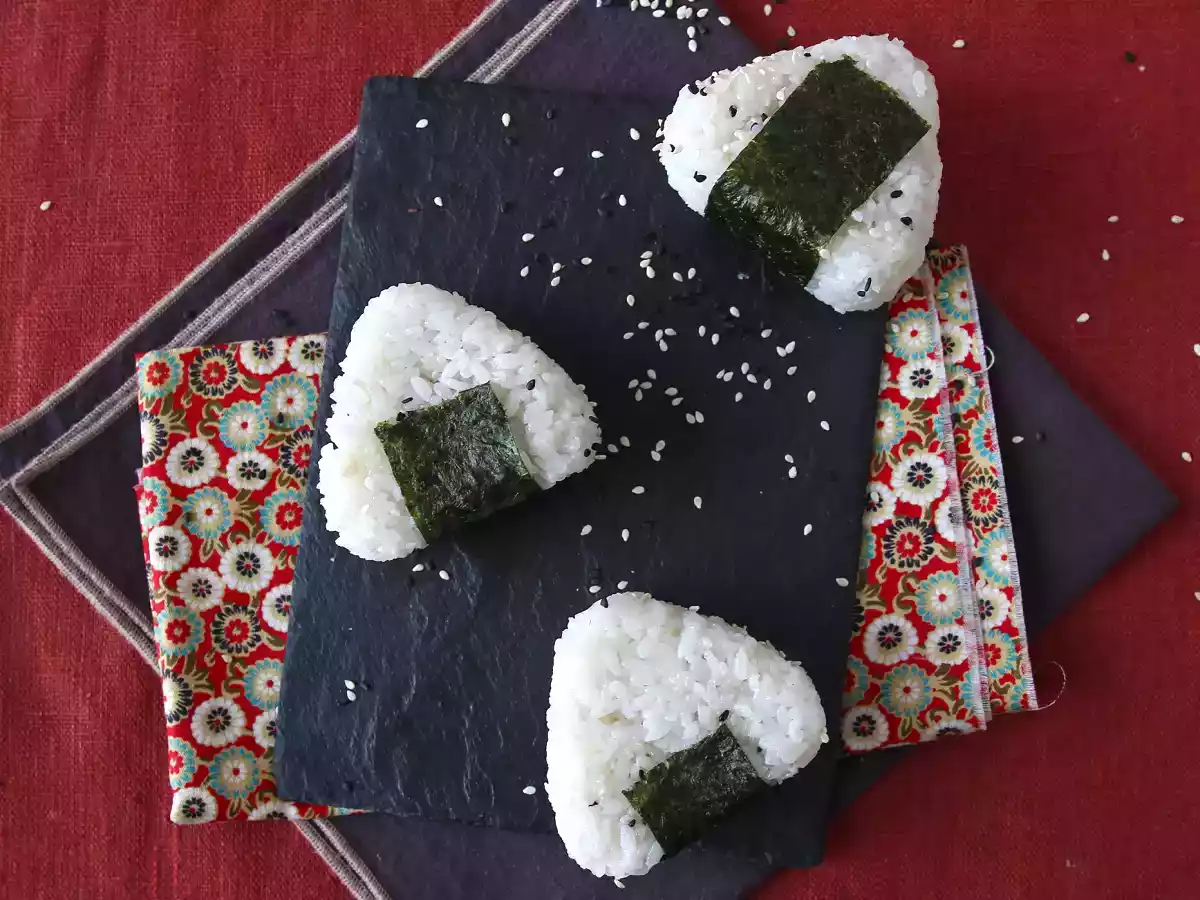 Tonfisk onigiri, den lilla japanska triangulära rismackan - おにぎり - foto 5