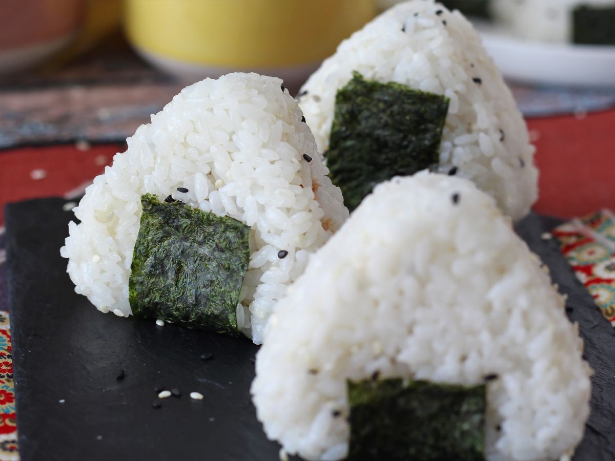 Tonfisk onigiri, den lilla japanska triangulära rismackan - おにぎり - foto 6
