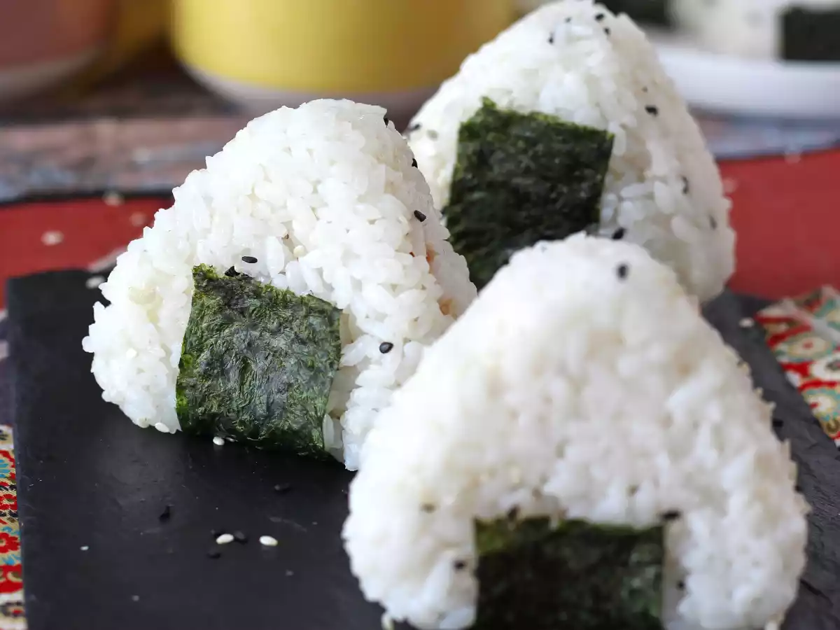 Tonfisk onigiri, den lilla japanska triangulära rismackan - おにぎり - foto 6