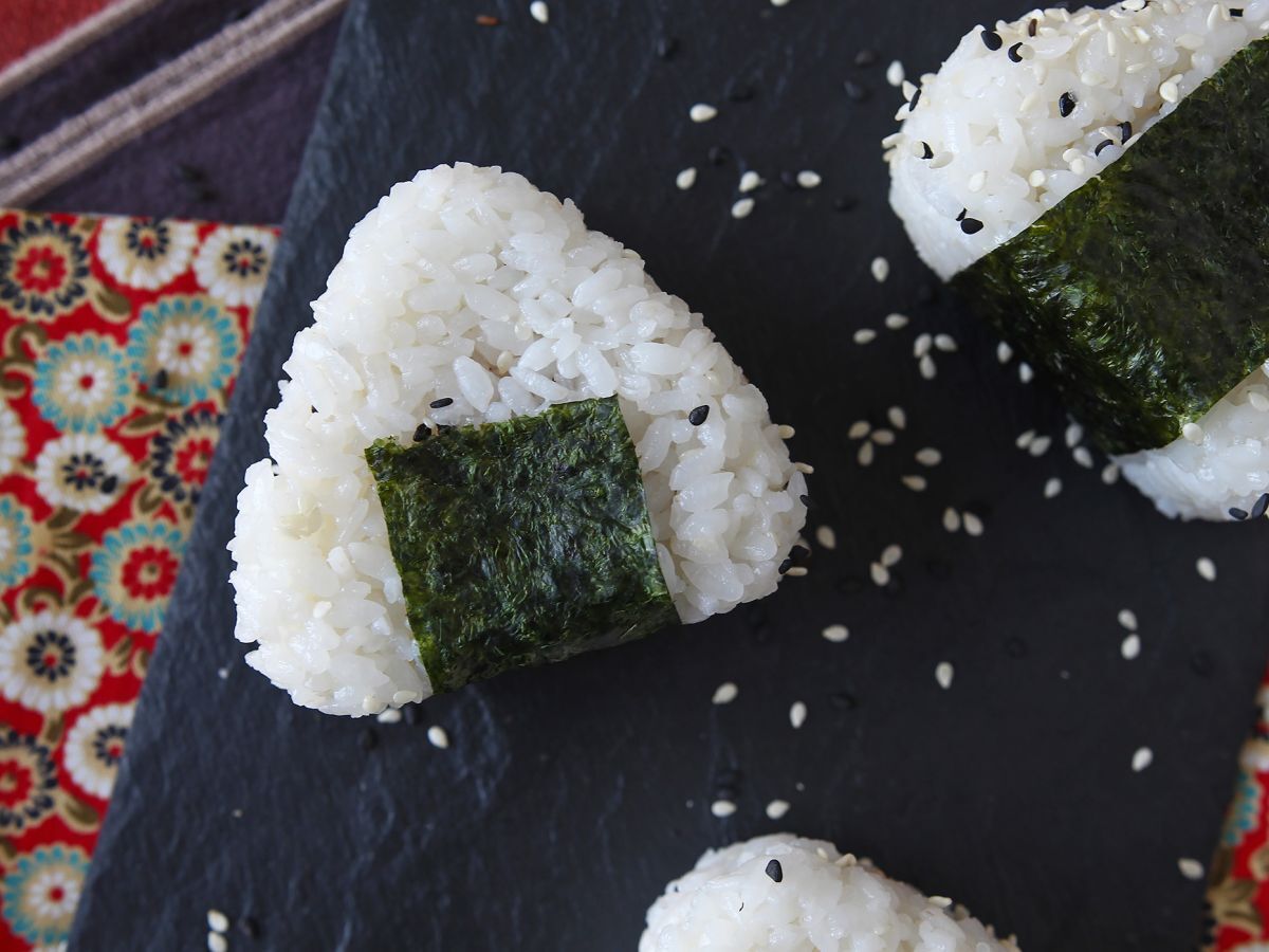 Tonfisk onigiri, den lilla japanska triangulära rismackan - おにぎり - foto 7