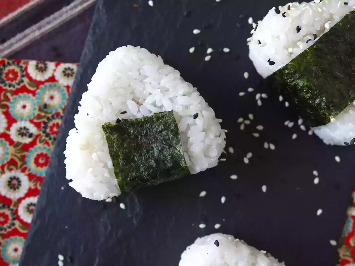 Tonfisk onigiri, den lilla japanska triangulära rismackan - おにぎり - foto 7
