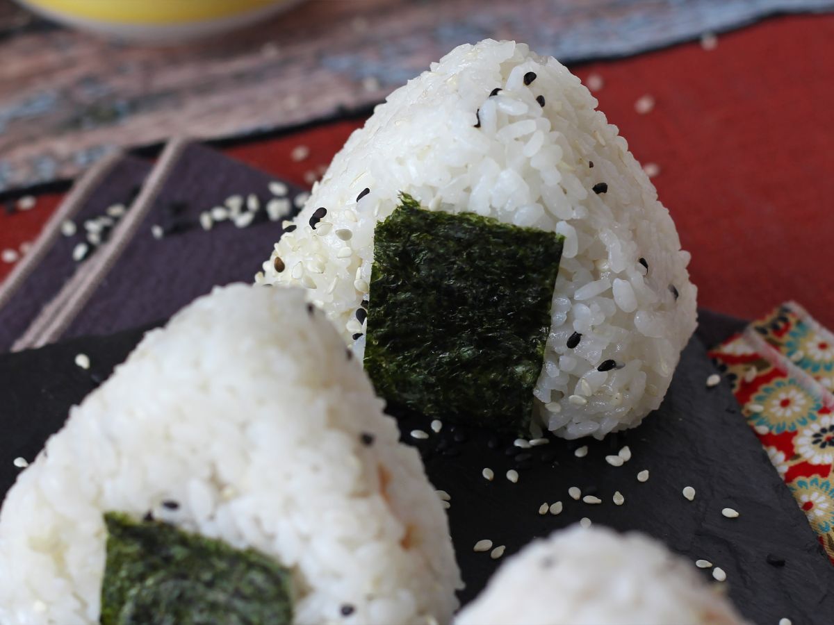 Tonfisk onigiri, den lilla japanska triangulära rismackan - おにぎり - foto 8