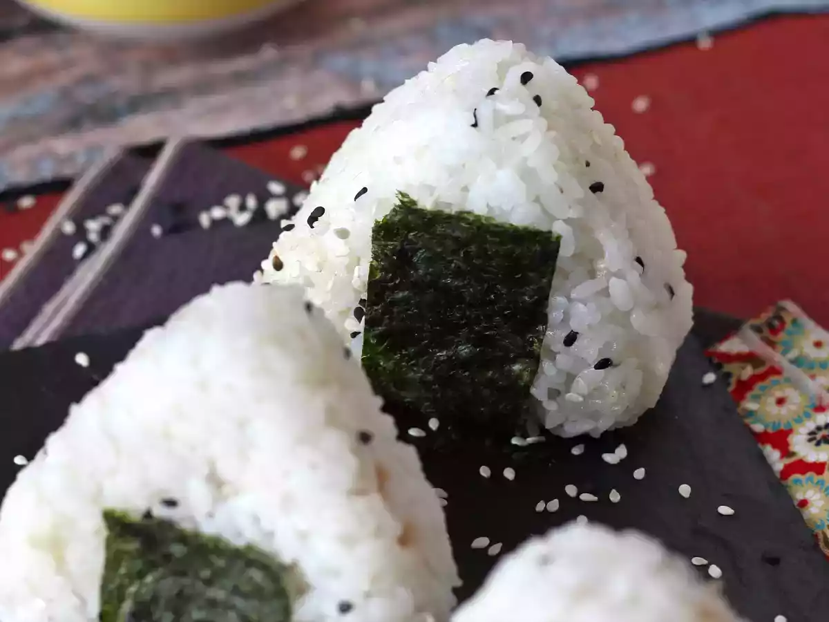 Tonfisk onigiri, den lilla japanska triangulära rismackan - おにぎり - foto 8