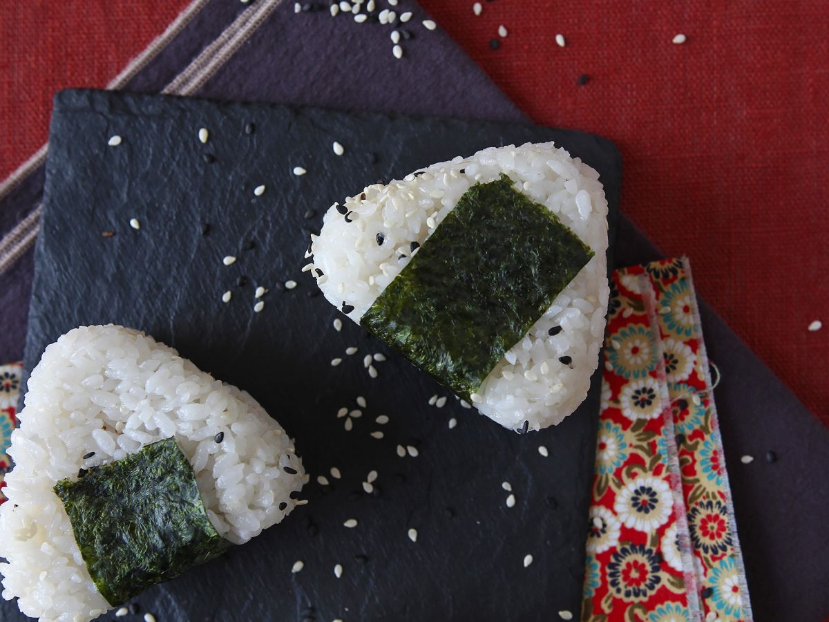 Tonfisk onigiri, den lilla japanska triangulära rismackan - おにぎり - foto 9