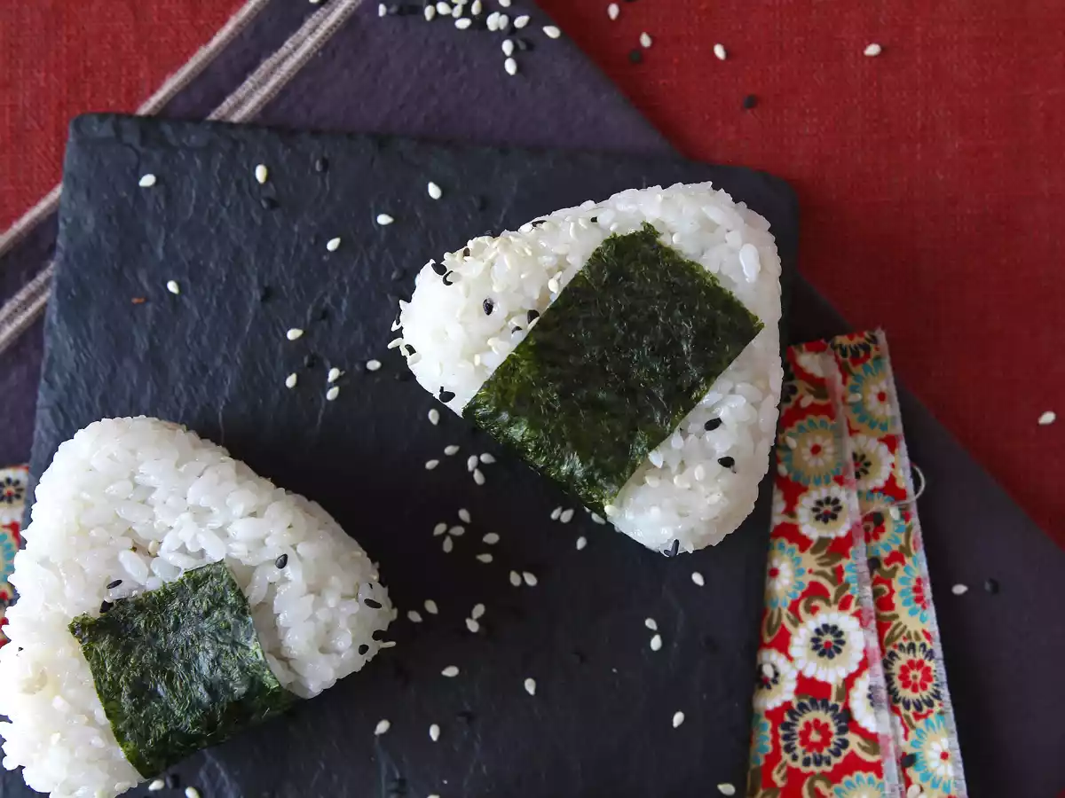 Tonfisk onigiri, den lilla japanska triangulära rismackan - おにぎり - foto 9