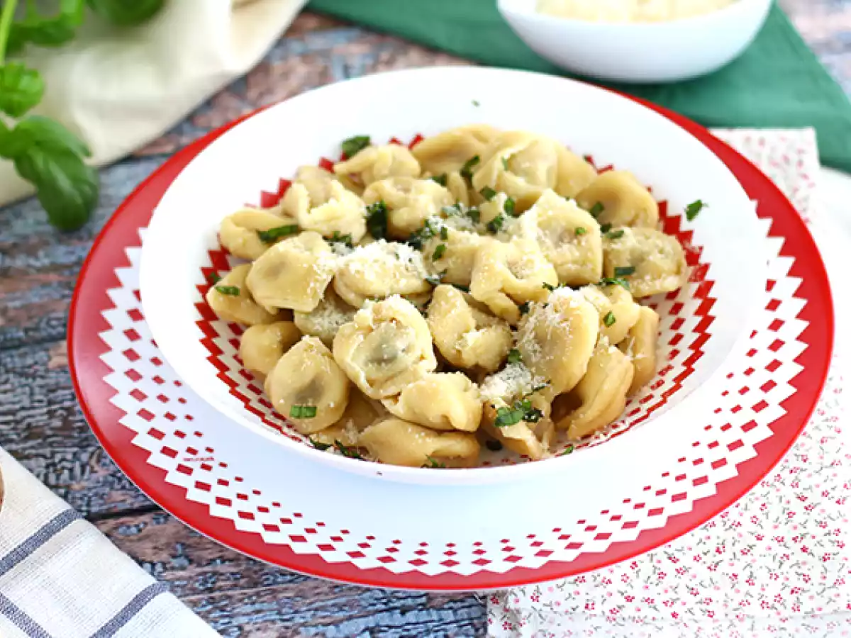 Tortellini med parmesan, skinka och basilika
