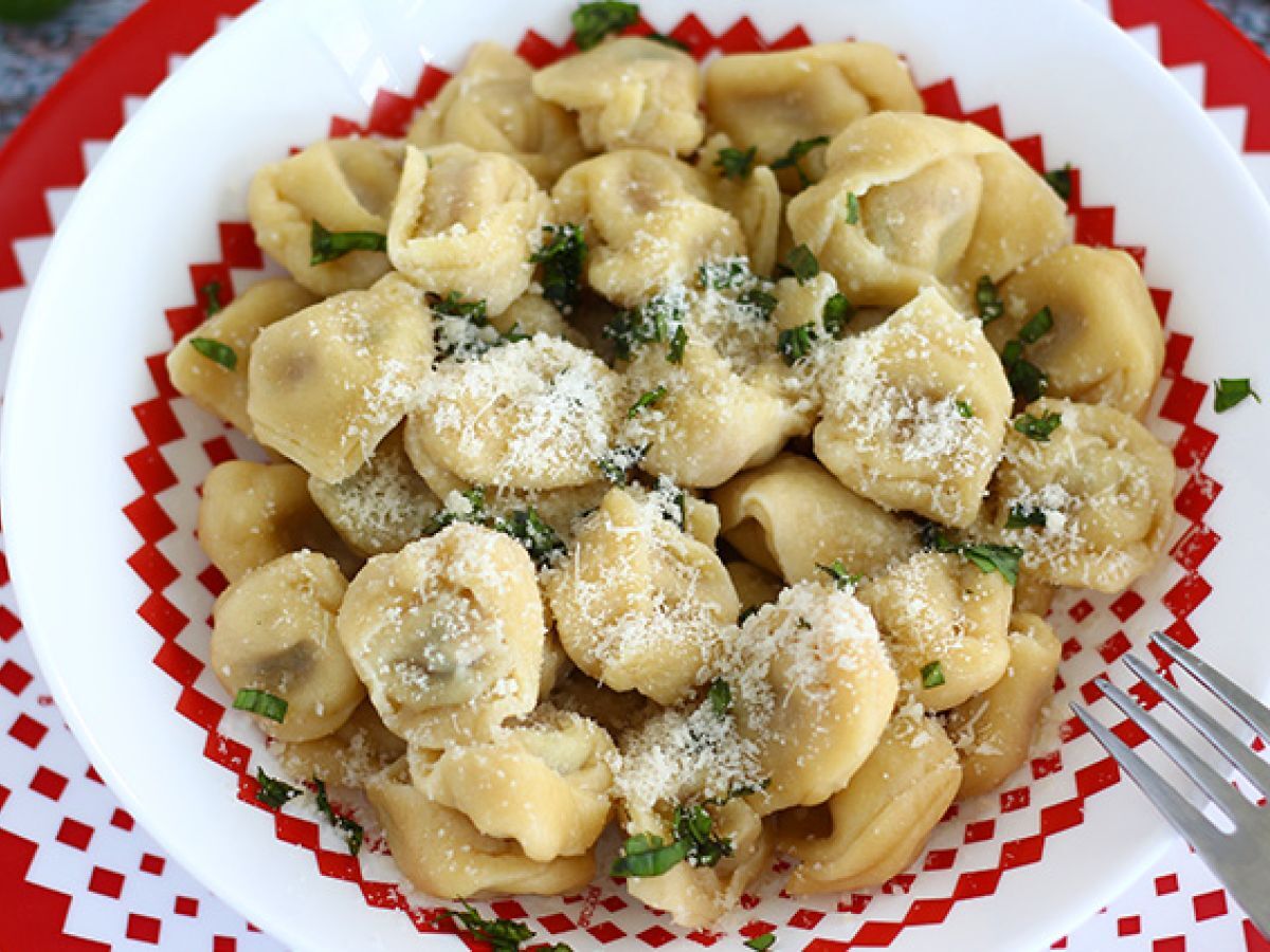 Tortellini med parmesan, skinka och basilika - foto 2
