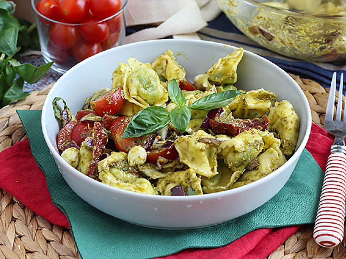 Tortellinisallad med pesto