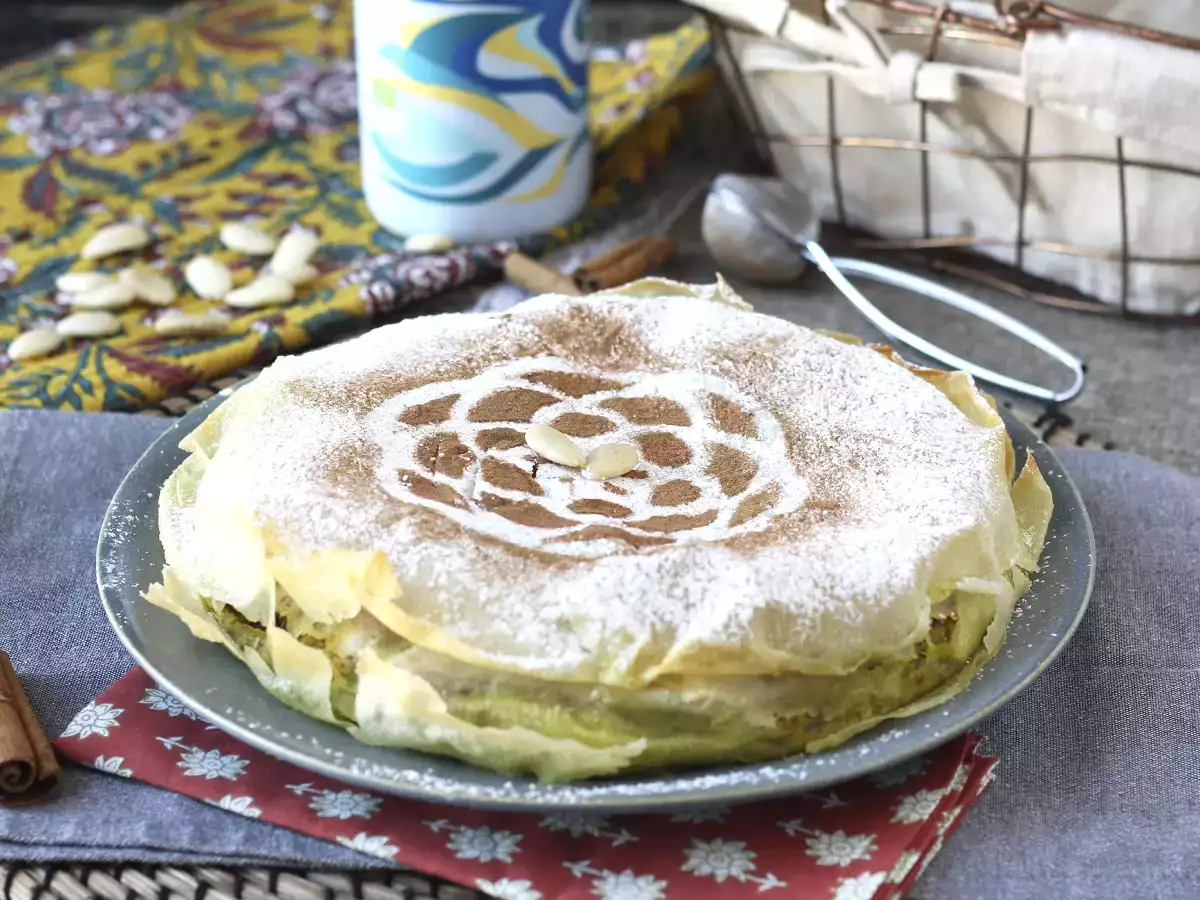 Traditionellt marockanskt bakverk med tegelstensdeg, kyckling och kryddor