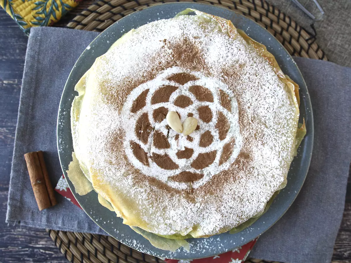 Traditionellt marockanskt bakverk med tegelstensdeg, kyckling och kryddor - foto 2