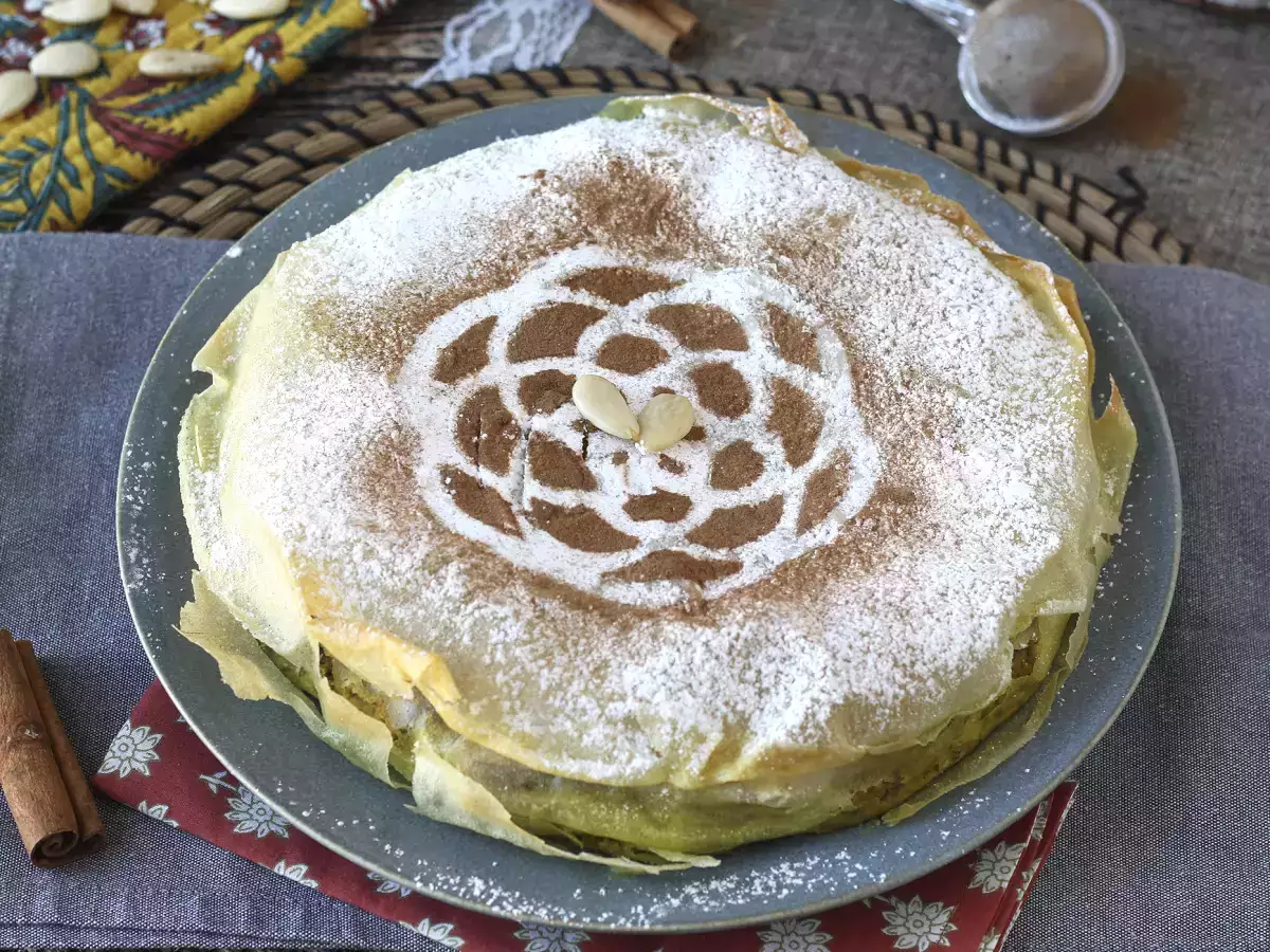 Traditionellt marockanskt bakverk med tegelstensdeg, kyckling och kryddor - foto 3