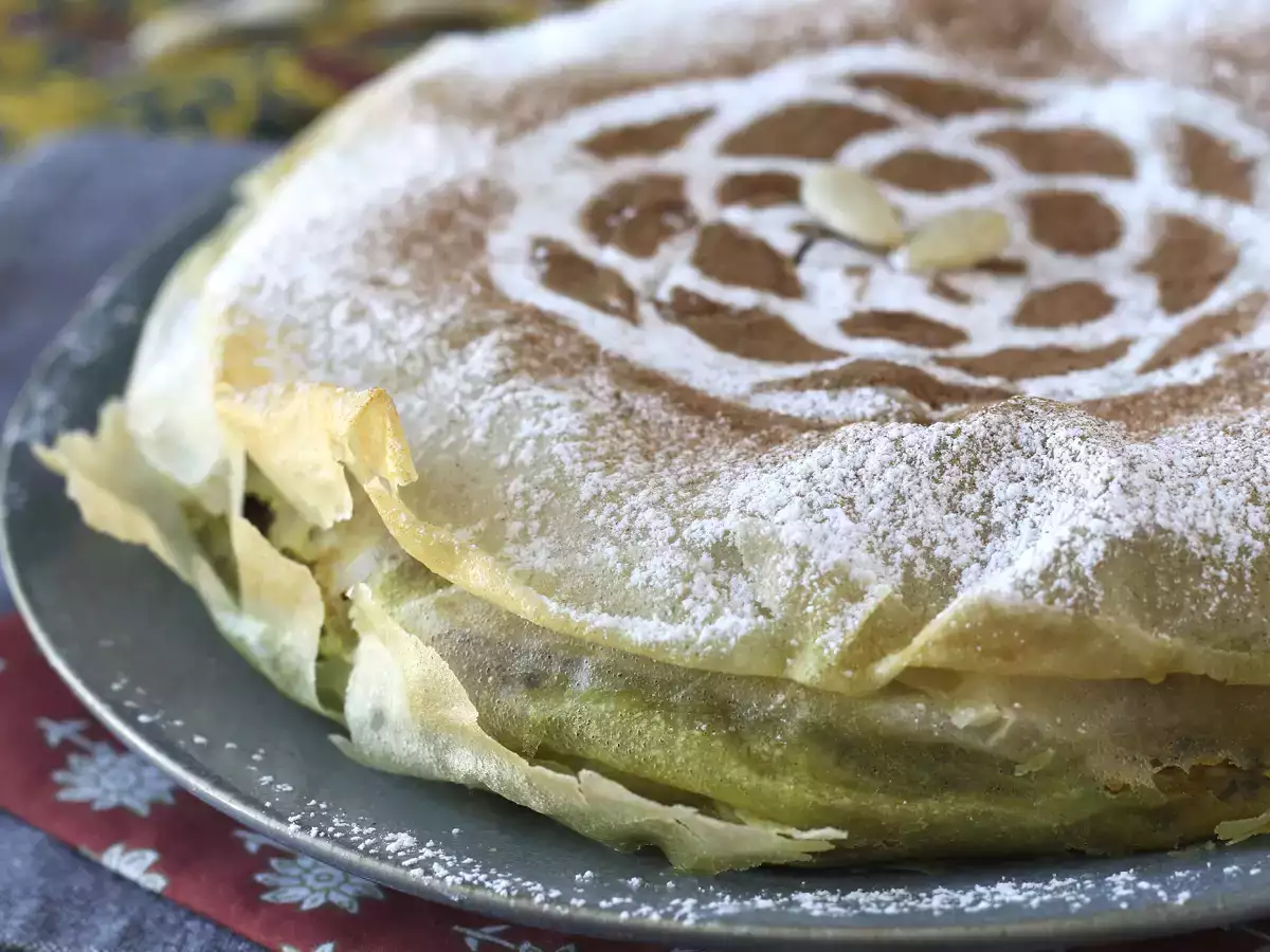 Traditionellt marockanskt bakverk med tegelstensdeg, kyckling och kryddor - foto 4
