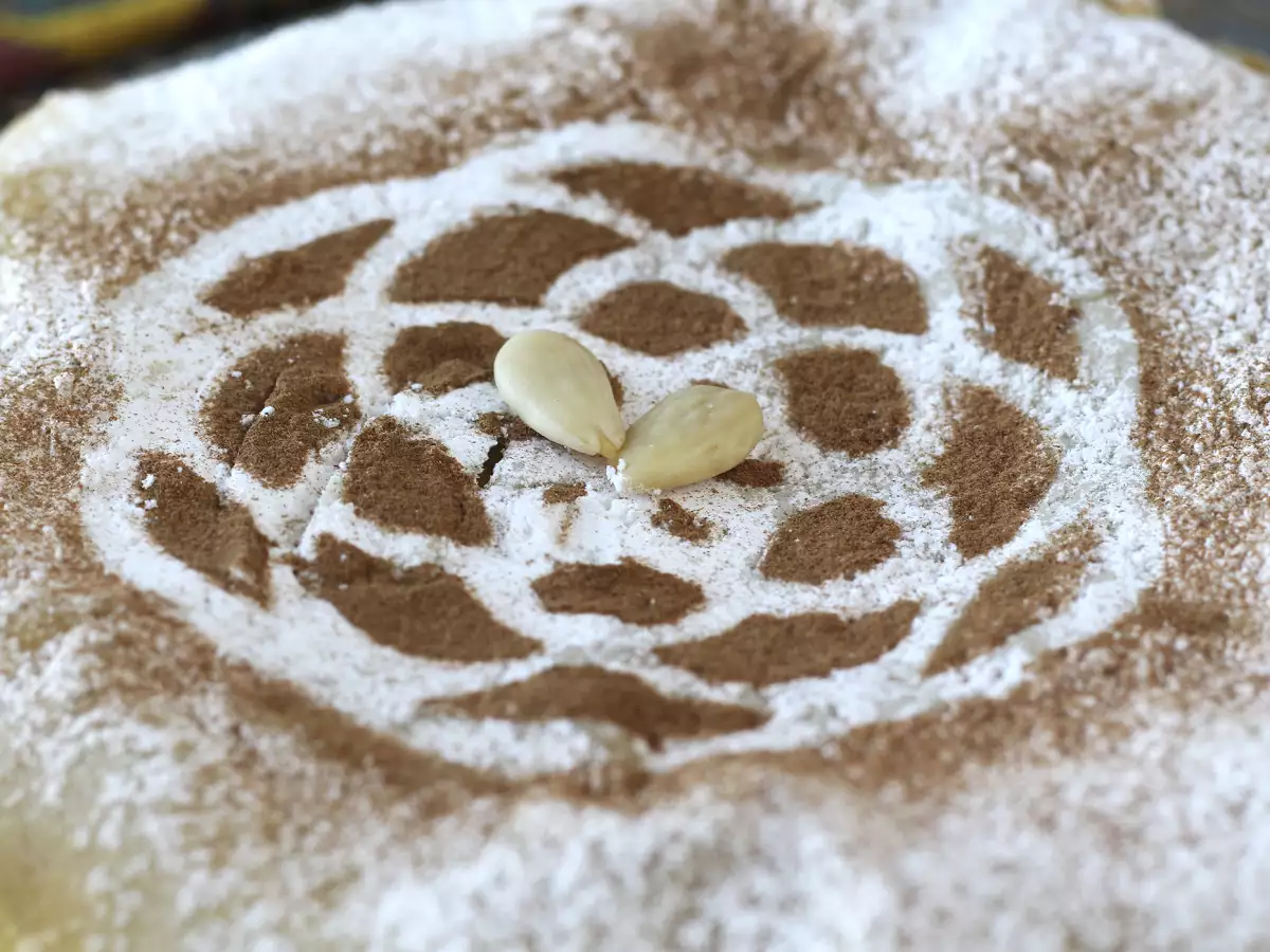 Traditionellt marockanskt bakverk med tegelstensdeg, kyckling och kryddor - foto 5