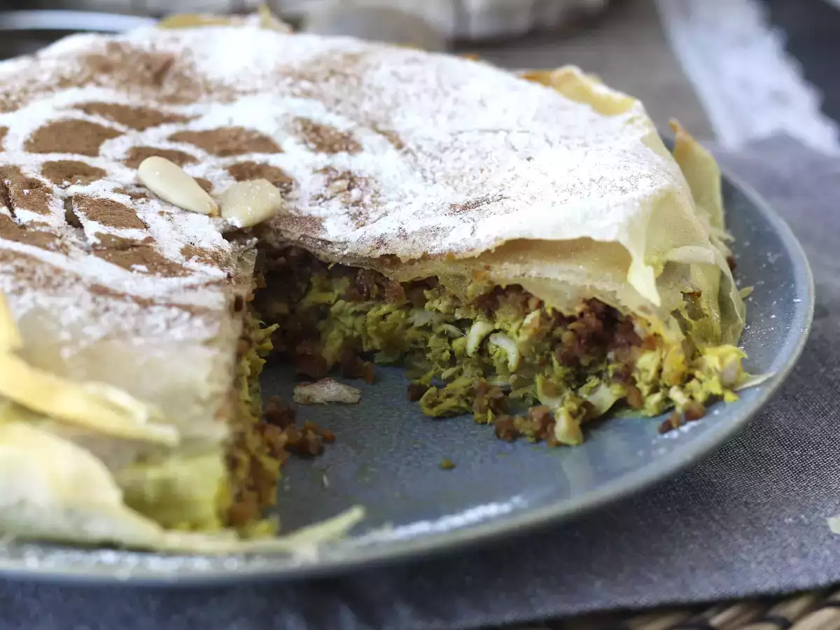 Traditionellt marockanskt bakverk med tegelstensdeg, kyckling och kryddor - foto 6