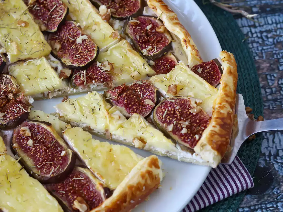 Tunn paj med fikon, brie och valnötter