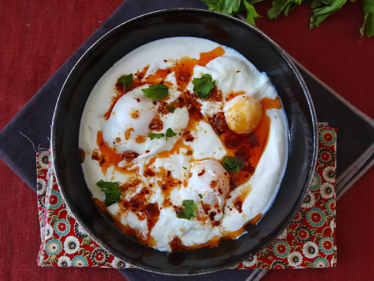 Turkiska ägg med yoghurt och het chiliolja – çılbır - foto 4
