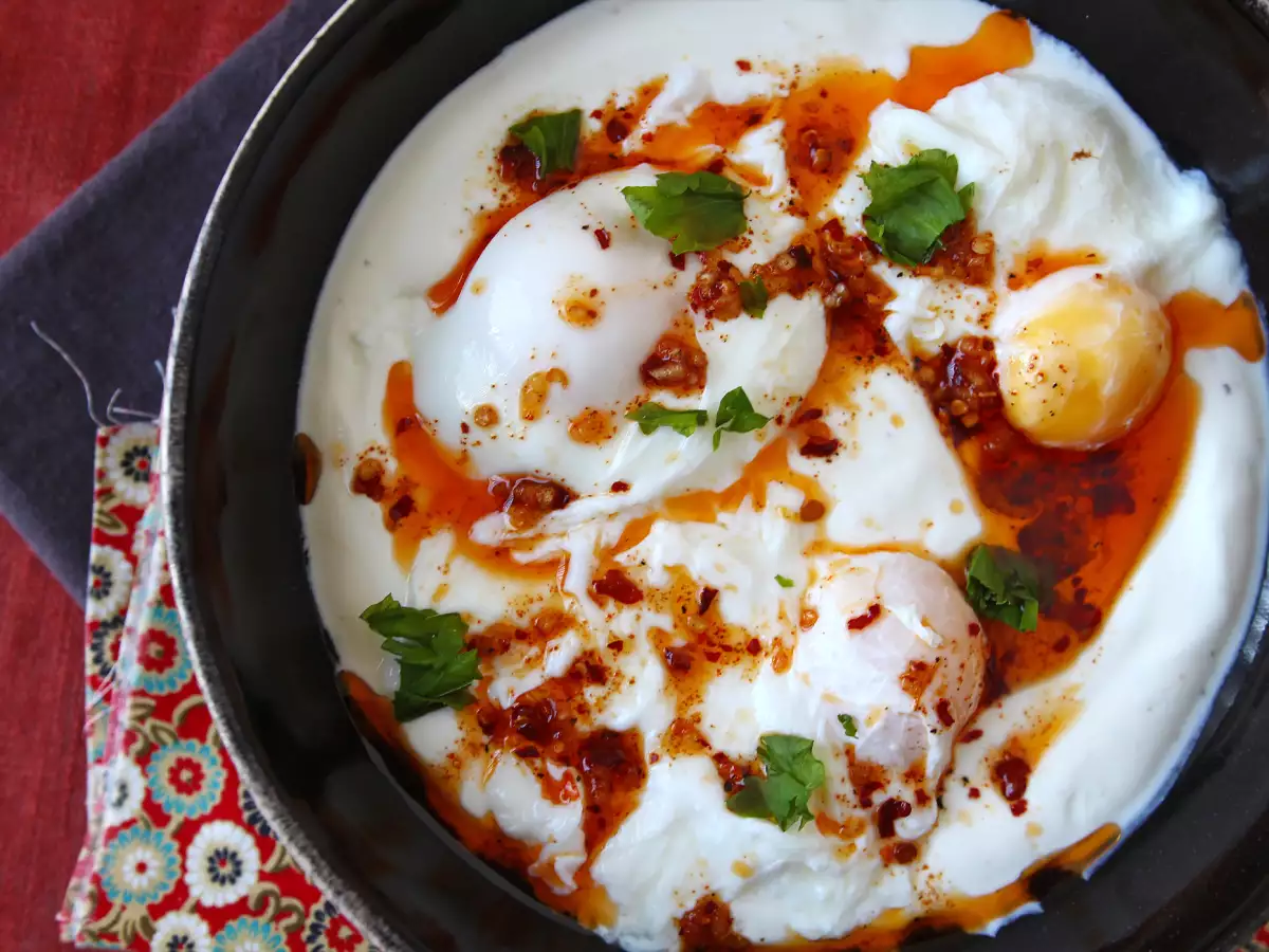 Turkiska ägg med yoghurt och het chiliolja – çılbır - foto 5