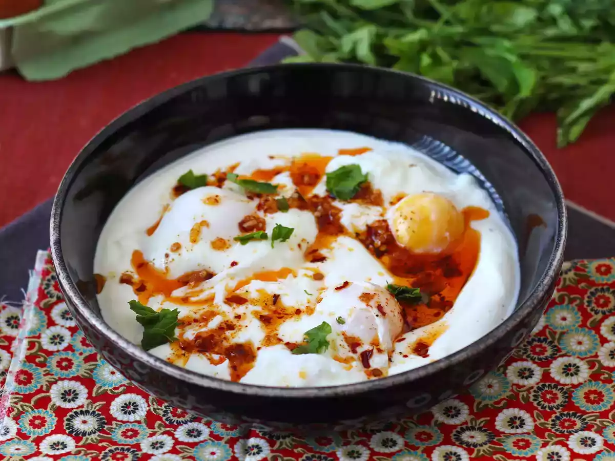 Turkiska ägg på en bas av yoghurt och kryddig olja - çilbir