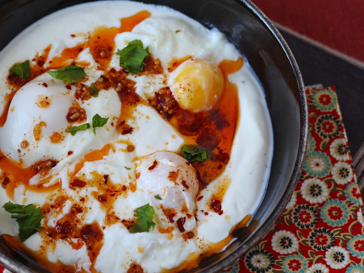 Turkiska ägg på en bas av yoghurt och kryddig olja - çilbir - foto 2