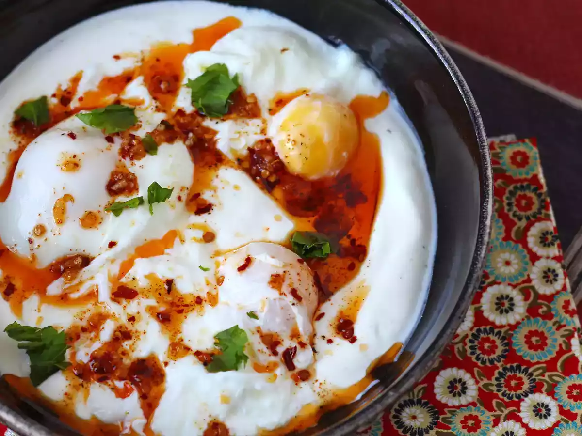 Turkiska ägg på en bas av yoghurt och kryddig olja - çilbir - foto 2