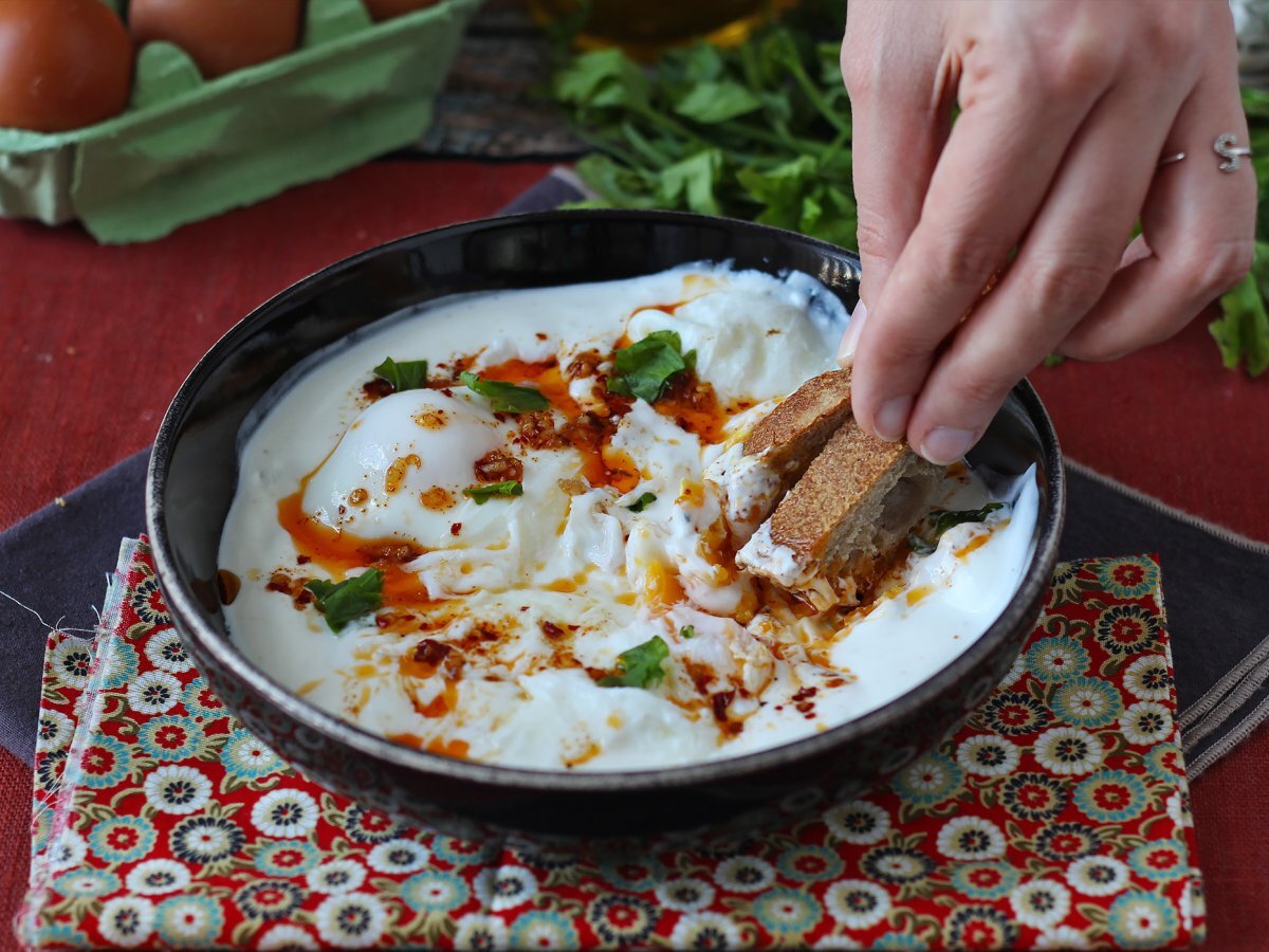 Turkiska ägg på en bas av yoghurt och kryddig olja - çilbir - foto 3
