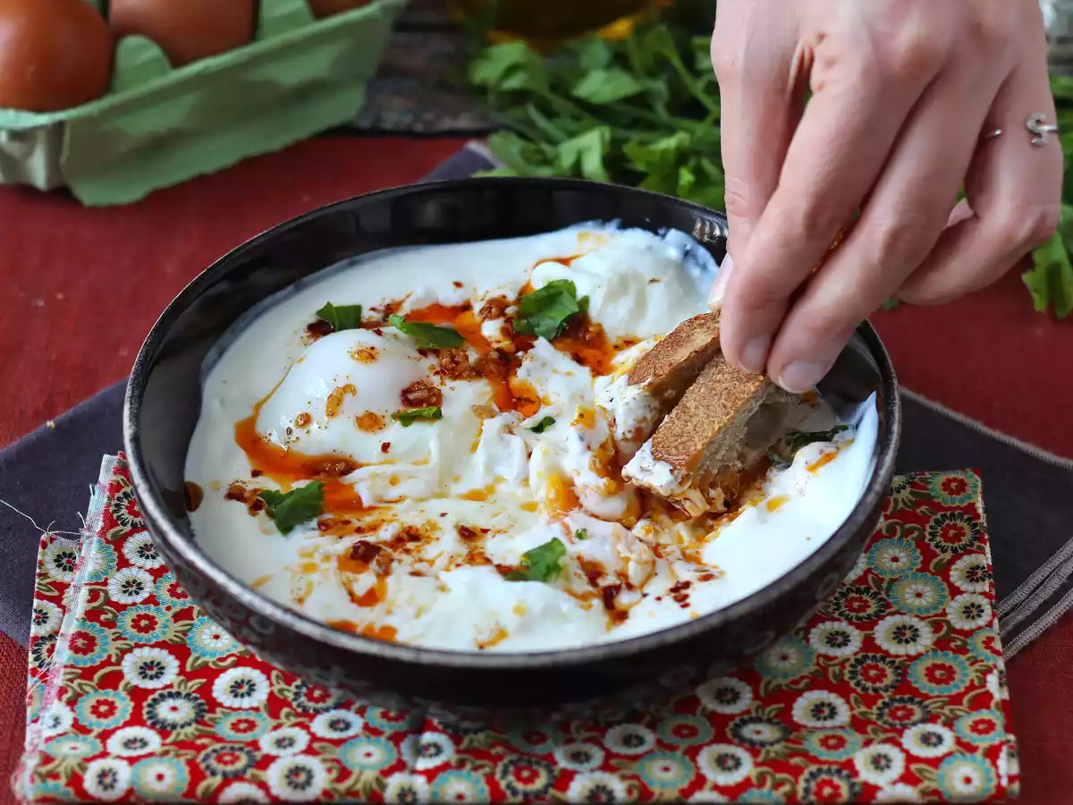 Turkiska ägg på en bas av yoghurt och kryddig olja - çilbir - foto 3