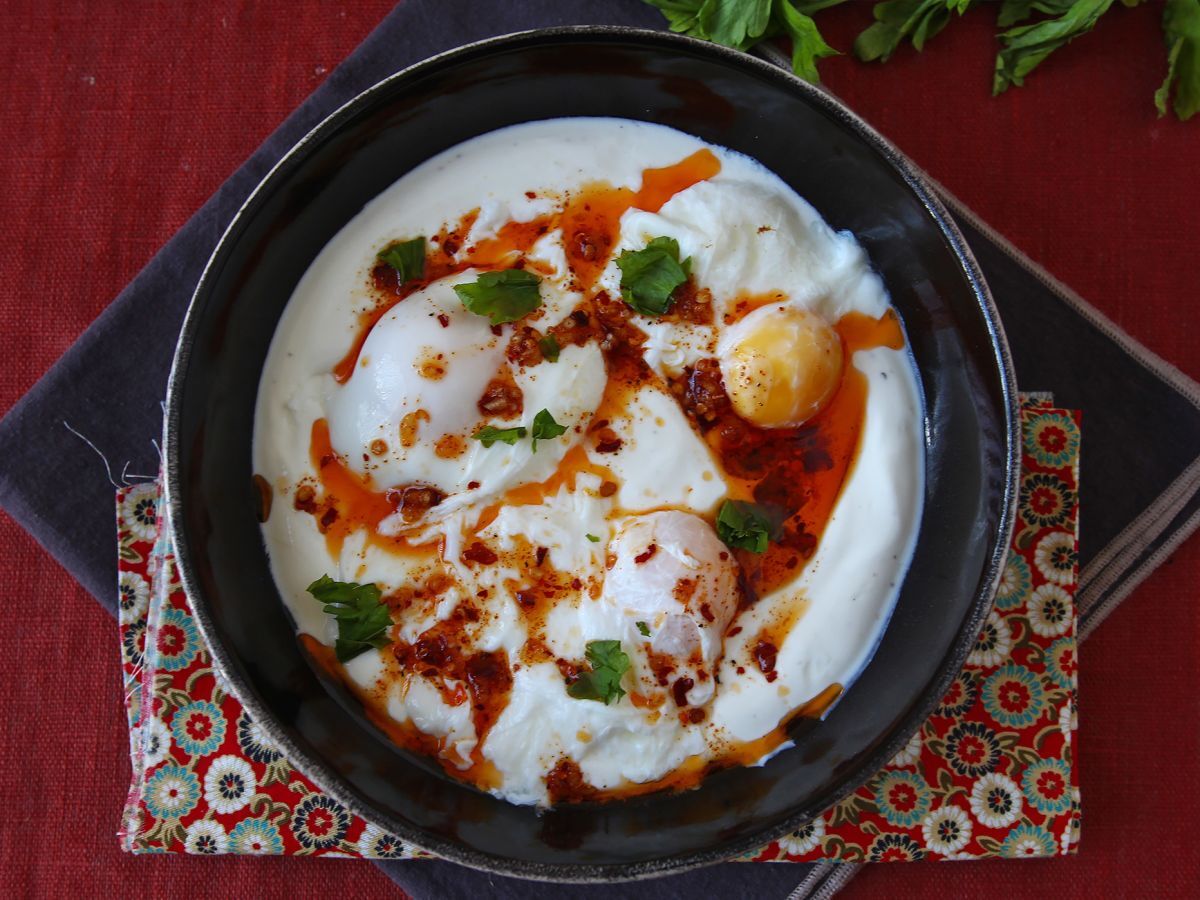 Turkiska ägg på en bas av yoghurt och kryddig olja - çilbir - foto 4