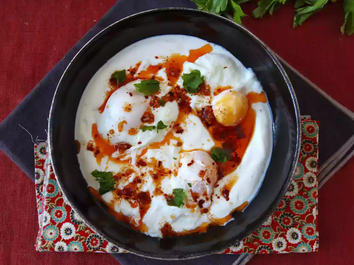 Turkiska ägg på en bas av yoghurt och kryddig olja - çilbir - foto 4