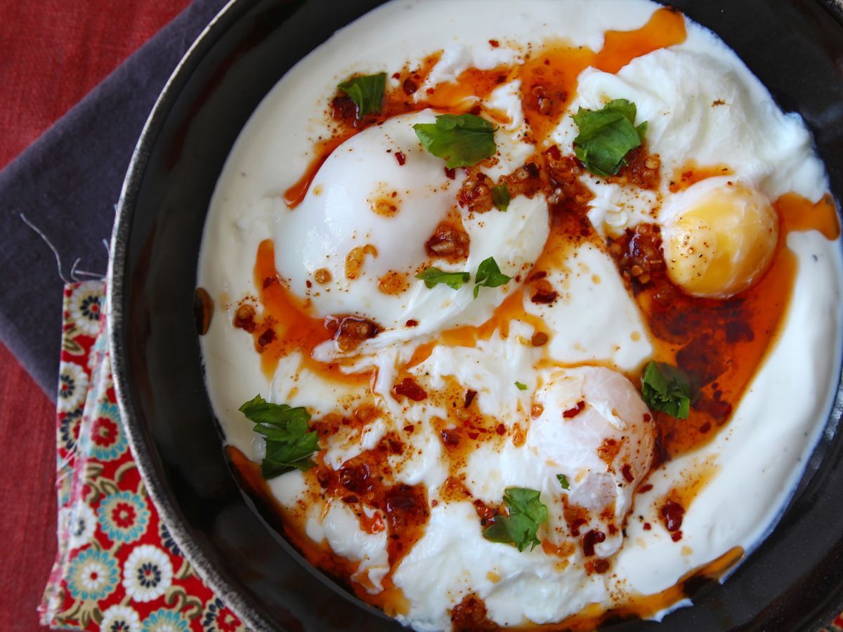 Turkiska ägg på en bas av yoghurt och kryddig olja - çilbir - foto 5