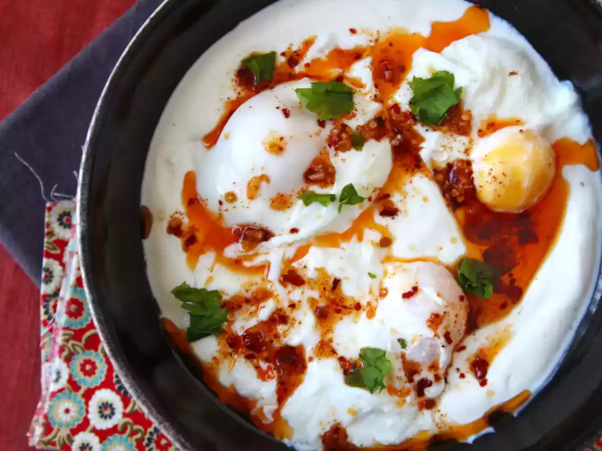 Turkiska ägg på en bas av yoghurt och kryddig olja - çilbir - foto 5