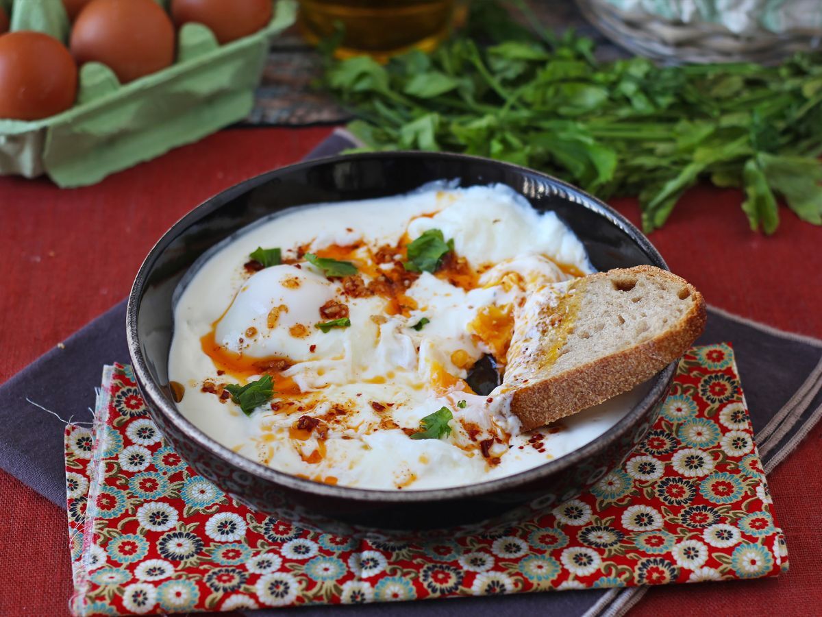Turkiska ägg på en bas av yoghurt och kryddig olja - çilbir - foto 6