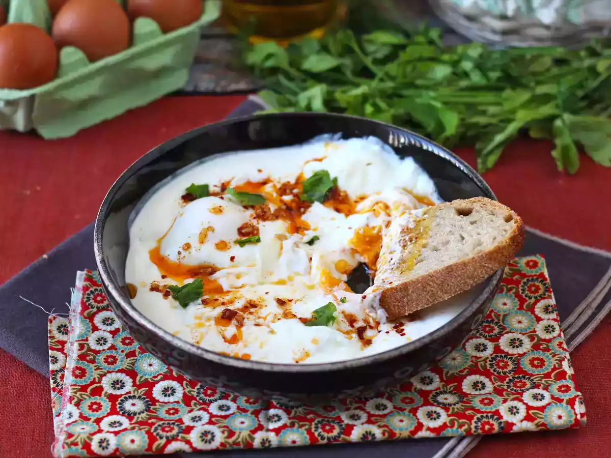 Turkiska ägg på en bas av yoghurt och kryddig olja - çilbir - foto 6