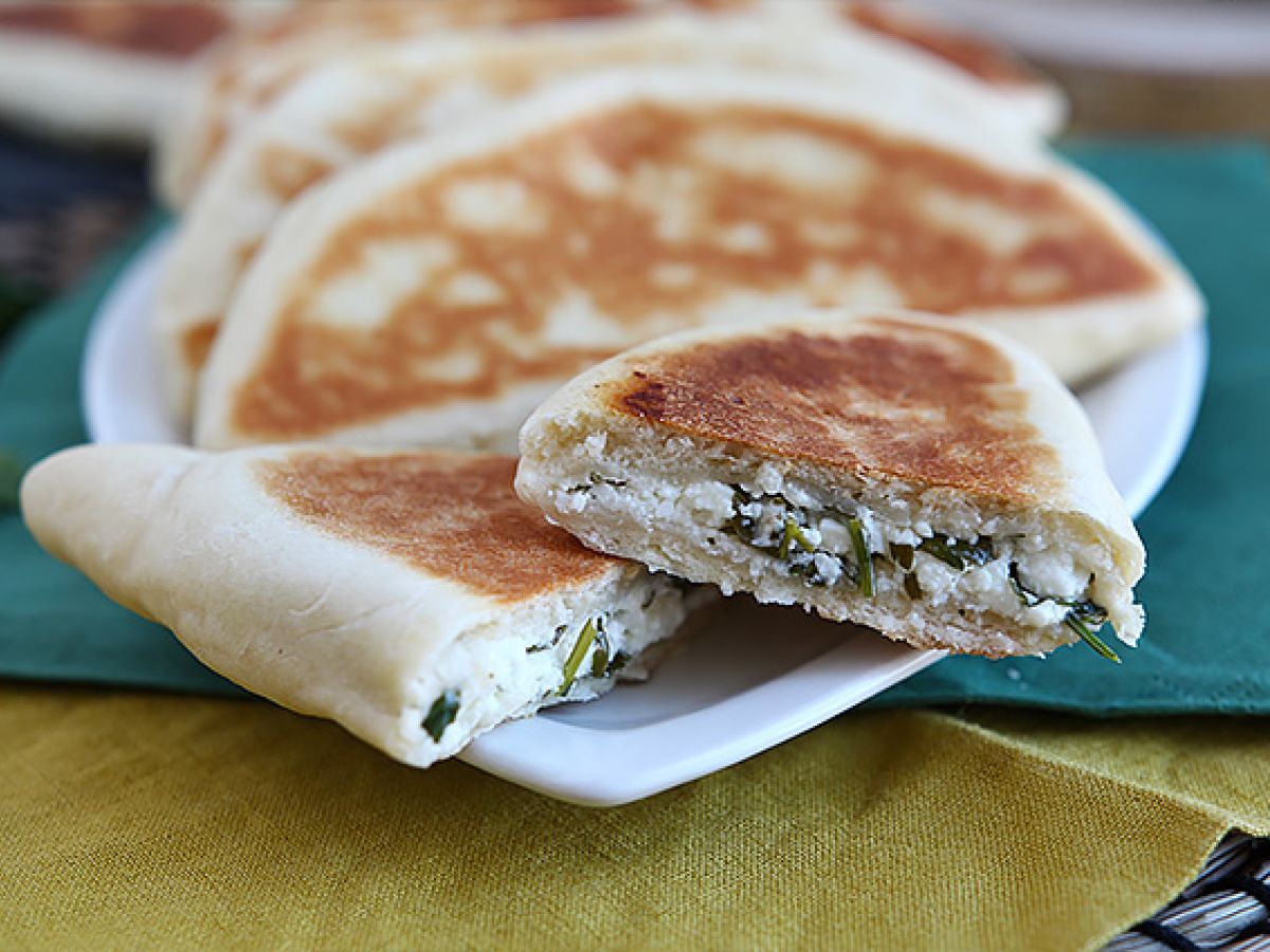 Turkiska pannkakor fyllda med fetaost, citron och persilja - Gözleme